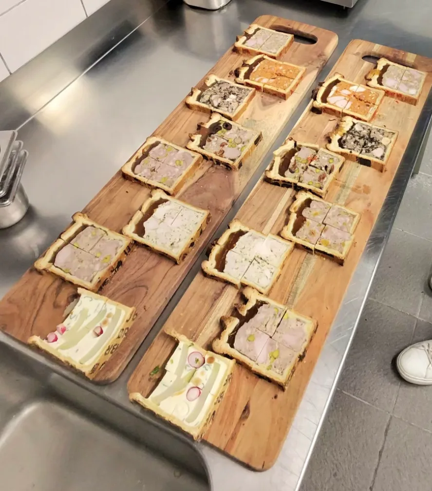Atelier Pâté-Croûte Chez Bru À Lyon : Récit D'Une Journée Avec Bruno Poncet 6 Sélection De 8 Tranches De Pâté-Croûte Photographié Avec Mes Lunettes Rayban Meta