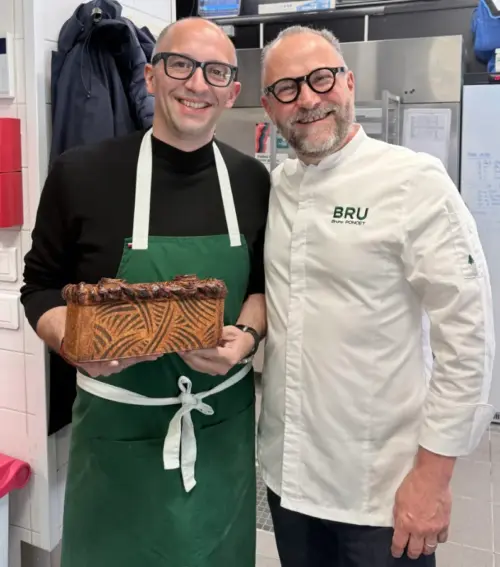 Atelier Pâté-Croûte Chez Bru À Lyon : Récit D'Une Journée Avec Bruno Poncet 1 Photo De Bruno Poncet Et Vincent Jeannerot Avec Le Pâté-Croûte Réalisé Pendant L'Atelier
